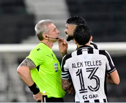 Chouveu no tapetinho do Botafogo.... so que não!