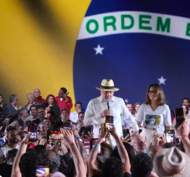 PT oficializa Lula como candidato à Presidência