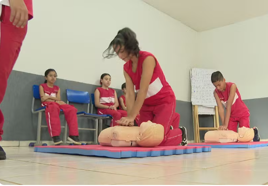Bombeiro mirim: conheça projeto que ensina crianças a salvar vidas no DF e saiba como participar