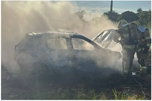 Carro pega fogo em estrada de terra em Sobradinho.