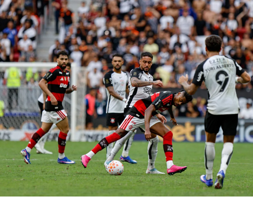 Em cenários opostos, Flamengo encara Corinthians pelo Brasileirão